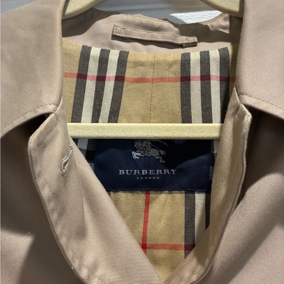 Burberry Beige Trench Coat with Check Lining - Picture 3 of 11